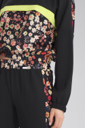 Krótka bluza damska z kapturem lampasem i gumą czarna W122 M757