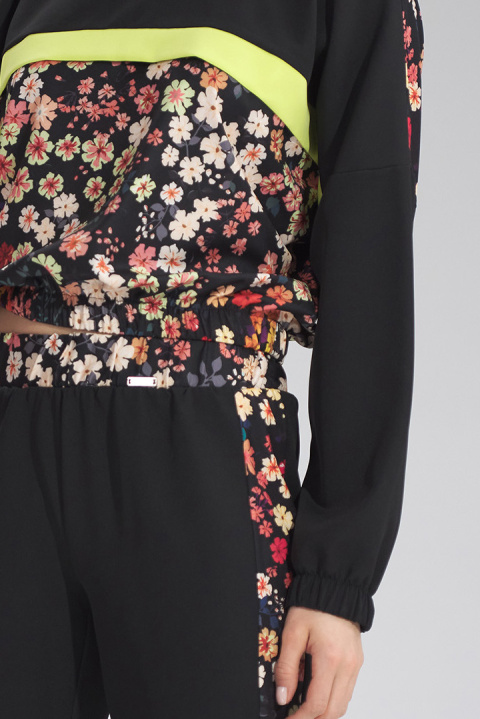 Krótka bluza damska z kapturem lampasem i gumą czarna W122 M757 Krótka bluza damska z kapturem lampasem i gumą czarna W122 M757
