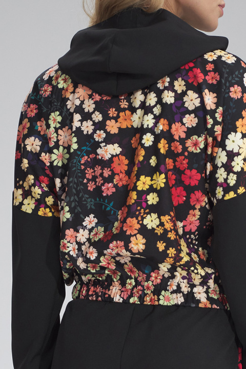 Krótka bluza damska z kapturem lampasem i gumą czarna W122 M757 Krótka bluza damska z kapturem lampasem i gumą czarna W122 M757