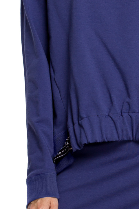 Luźna bluza damska z klamrami i lampasami z przodu indygo me492 Luźna bluza damska z klamrami i lampasami z przodu indygo me492