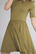 Letnia sukienka z wiskozy z krótkim rękawem i gumką jasny oliwkowy M751