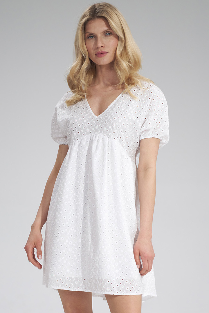 Letnia sukienka haftowana mini z krótkim rękawem dekolt V biała M763