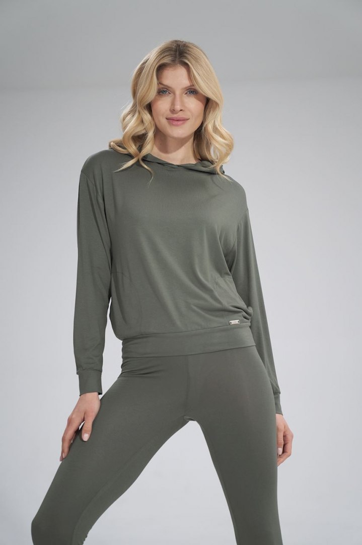Bluza damska cienka z wiskozy z kapturem i kieszeniami oliwkowa M770 Bluza damska cienka z wiskozy z kapturem i kieszeniami oliwkowa M770