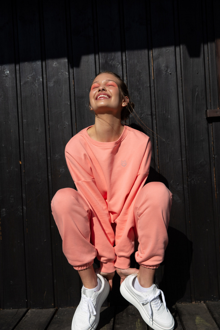 Bluza damska oversize dresowa z dzianiny ze ściągaczem koralowa LA057 Bluza damska oversize dresowa z dzianiny ze ściągaczem koralowa LA057