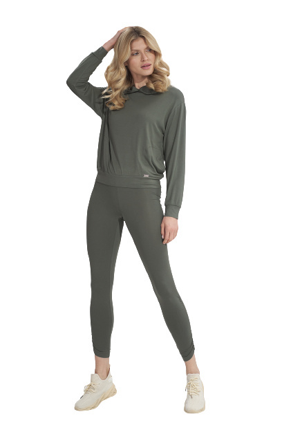 Bluza damska cienka z wiskozy z kapturem i kieszeniami oliwkowa M770 Bluza damska cienka z wiskozy z kapturem i kieszeniami oliwkowa M770