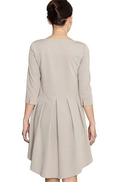 Elegancka sukienka asymetryczna z plisą i rękawem 3/4 beżowa K141 Elegancka sukienka asymetryczna z plisą i rękawem 3/4 beżowa K141