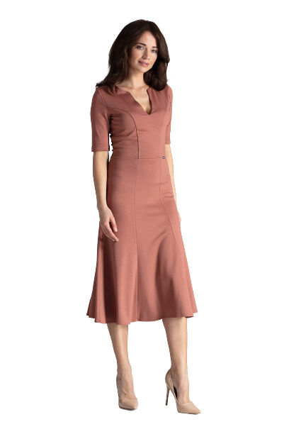 Elegancka sukienka midi rozkloszowana w kliny z wiskozy brązowa K478 Elegancka sukienka midi rozkloszowana w kliny z wiskozy brązowa K478