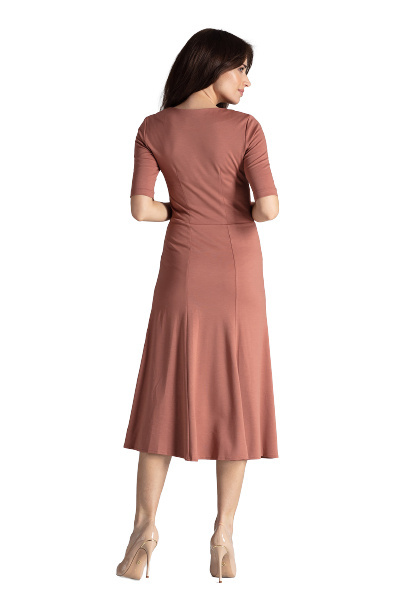 Elegancka sukienka midi rozkloszowana w kliny z wiskozy brązowa K478 Elegancka sukienka midi rozkloszowana w kliny z wiskozy brązowa K478
