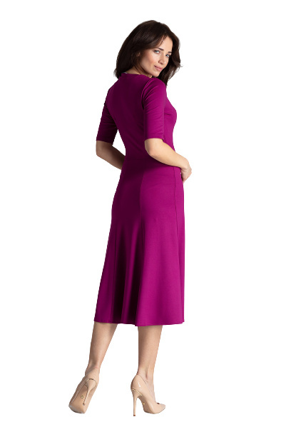 Elegancka sukienka midi rozkloszowana w kliny z wiskozy fuksja K478 Elegancka sukienka midi rozkloszowana w kliny z wiskozy fuksja K478