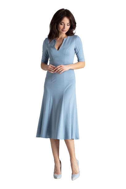 Elegancka sukienka midi rozkloszowana w kliny z wiskozy niebieska K478