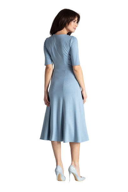 Elegancka sukienka midi rozkloszowana w kliny z wiskozy niebieska K478 Elegancka sukienka midi rozkloszowana w kliny z wiskozy niebieska K478