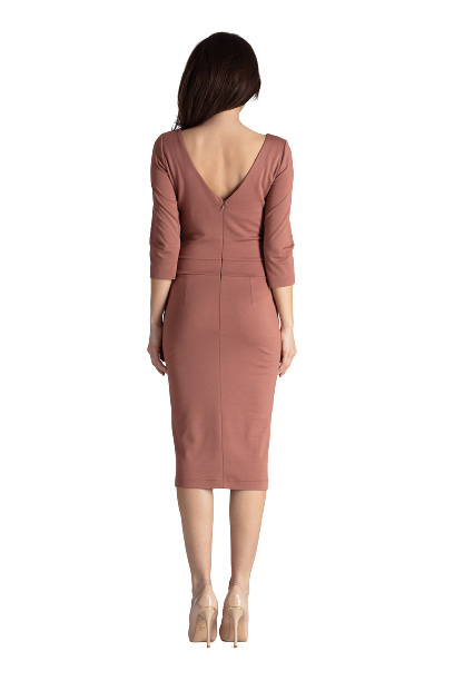 Elegancka sukienka midi z wiskozy dopasowana z dekoltem V brązowa K476 Elegancka sukienka midi z wiskozy dopasowana z dekoltem V brązowa K476