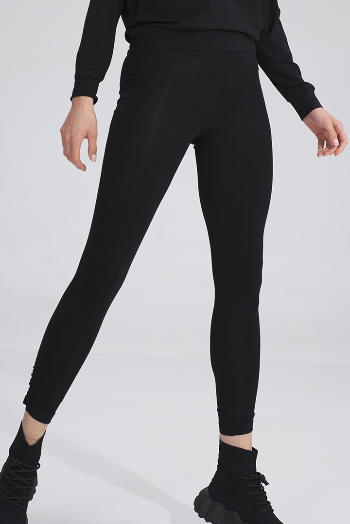 Legginsy damskie z wiskozy z gumą w pasie czarne M773 Legginsy damskie z wiskozy z gumą w pasie czarne M773