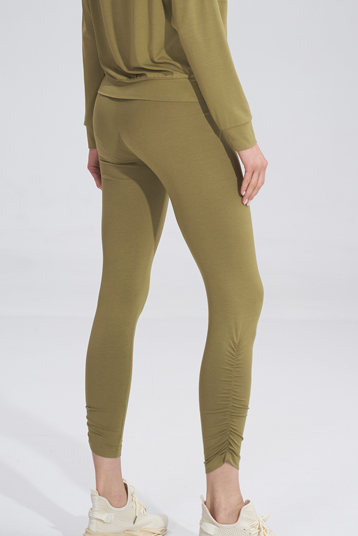 Legginsy damskie z wiskozy z gumą w pasie oliwkowe jasne M773 Legginsy damskie z wiskozy z gumą w pasie oliwkowe jasne M773
