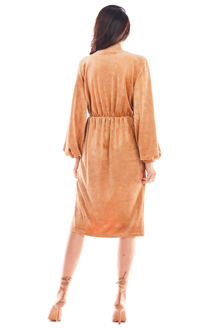 Sukienka welurowa midi z kopertowym dekoltem elastyczna beżowa A406