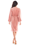 Sukienka welurowa midi z kopertowym dekoltem elastyczna różowa A406