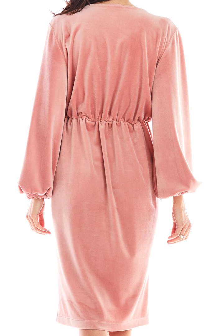 Sukienka welurowa midi z kopertowym dekoltem elastyczna różowa A406