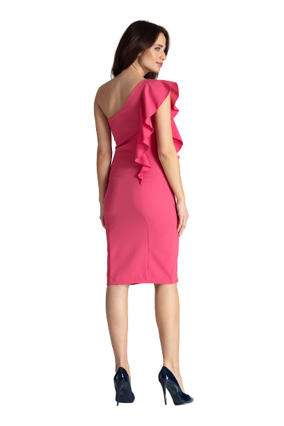 Elegancka sukienka dopasowana na jedno ramię z falbaną koralowa K488 Elegancka sukienka dopasowana na jedno ramię z falbaną koralowa K488
