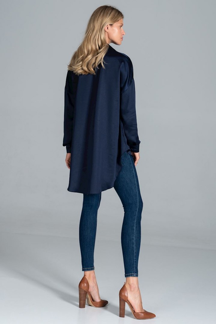 Koszula damska oversize satynowa zpinana na guziki granatowa M828 Koszula damska oversize satynowa zpinana na guziki granatowa M828
