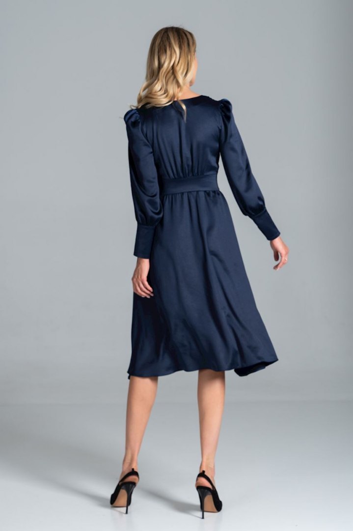 Elegancka sukienka midi satynowa rozkloszowana dekolt V granatowa M825 Elegancka sukienka midi satynowa rozkloszowana dekolt V granatowa M825