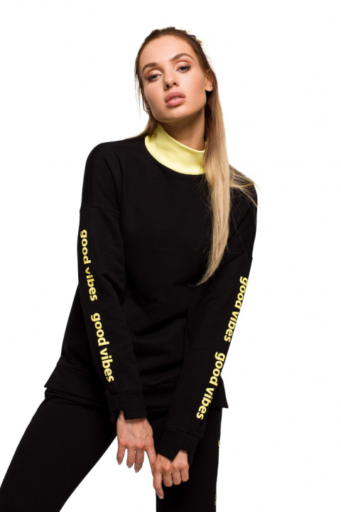 Bluza damska dzianinowa prosta z golfem i lampasem czarna me620 Bluza damska dzianinowa prosta z golfem i lampasem czarna me620