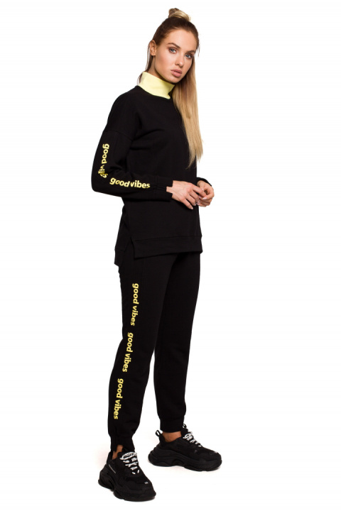 Bluza damska dzianinowa prosta z golfem i lampasem czarna me620 Bluza damska dzianinowa prosta z golfem i lampasem czarna me620