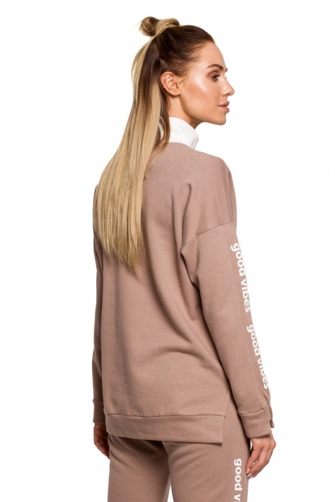 Bluza damska dzianinowa prosta z golfem i lampasem cappuccino me620 Bluza damska dzianinowa prosta z golfem i lampasem cappuccino me620