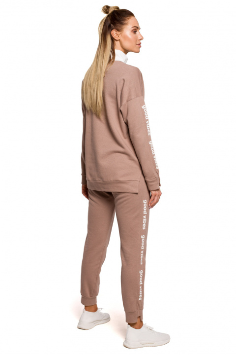 Bluza damska dzianinowa prosta z golfem i lampasem cappuccino me620 Bluza damska dzianinowa prosta z golfem i lampasem cappuccino me620