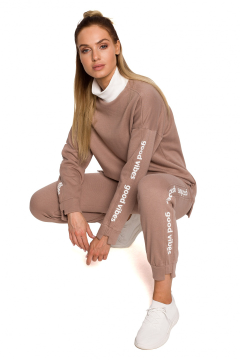 Bluza damska dzianinowa prosta z golfem i lampasem cappuccino me620 Bluza damska dzianinowa prosta z golfem i lampasem cappuccino me620