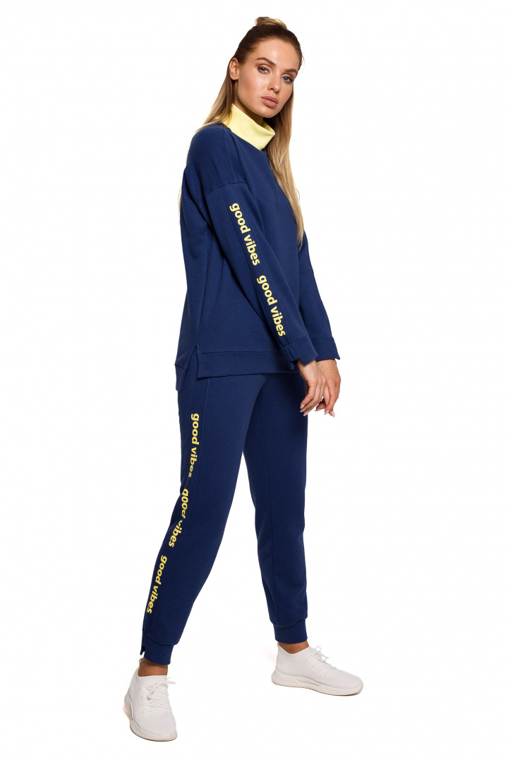 Bluza damska dzianinowa prosta z golfem i lampasem atramentowa me620 Bluza damska dzianinowa prosta z golfem i lampasem atramentowa me620