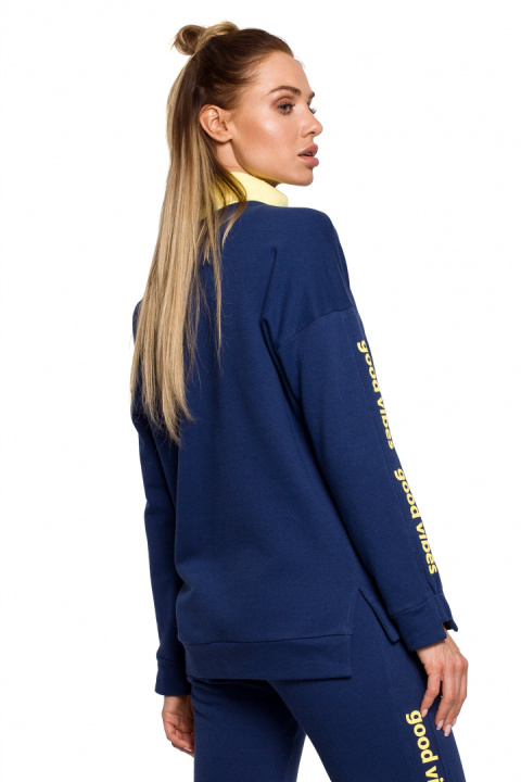 Bluza damska dzianinowa prosta z golfem i lampasem atramentowa me620 Bluza damska dzianinowa prosta z golfem i lampasem atramentowa me620