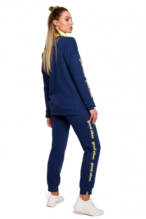Bluza damska dzianinowa prosta z golfem i lampasem atramentowa me620 Bluza damska dzianinowa prosta z golfem i lampasem atramentowa me620