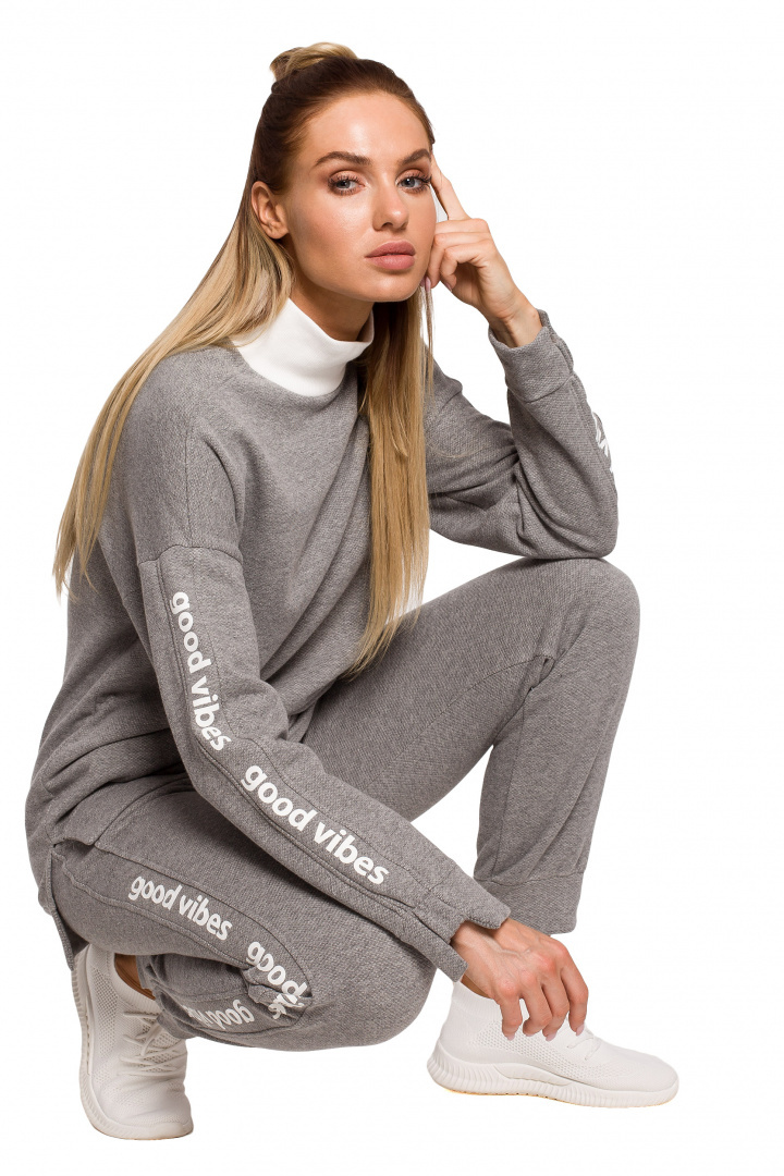 Bluza damska dzianinowa prosta z golfem i lampasem szara me620 Bluza damska dzianinowa prosta z golfem i lampasem szara me620