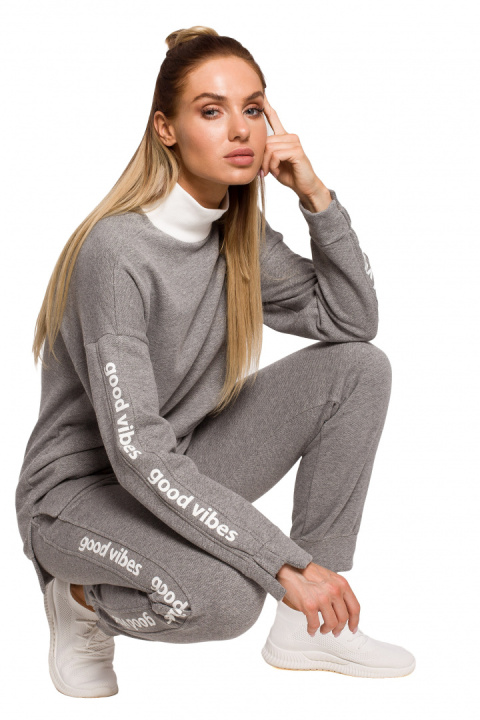 Bluza damska dzianinowa prosta z golfem i lampasem szara me620 Bluza damska dzianinowa prosta z golfem i lampasem szara me620