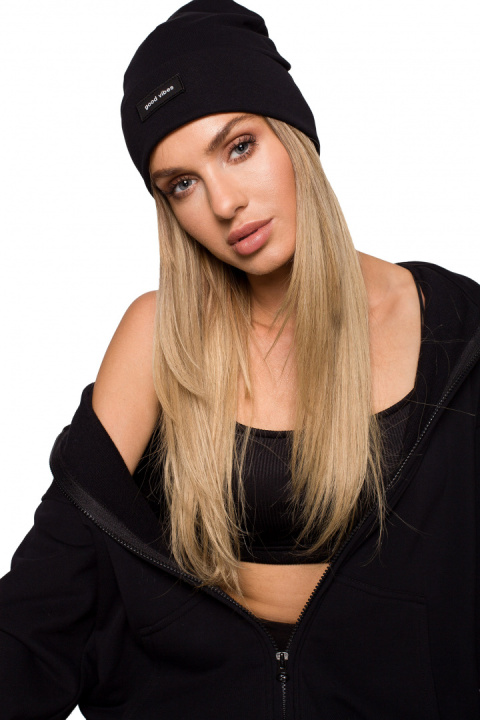 Czapka typu beanie z wywynięciem i naszywką czarna me624 Czapka typu beanie z wywynięciem i naszywką czarna me624