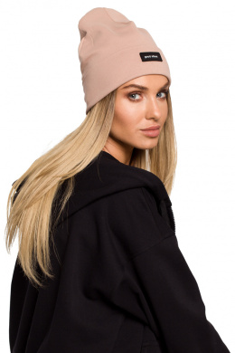 Czapka typu beanie z wywynięciem i naszywką mocca me624