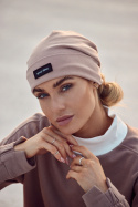 Czapka typu beanie z wywynięciem i naszywką mocca me624