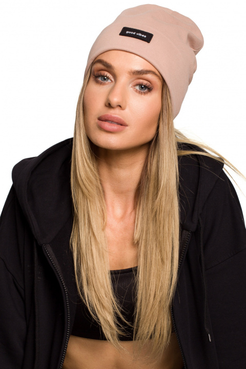 Czapka typu beanie z wywynięciem i naszywką mocca me624 Czapka typu beanie z wywynięciem i naszywką mocca me624