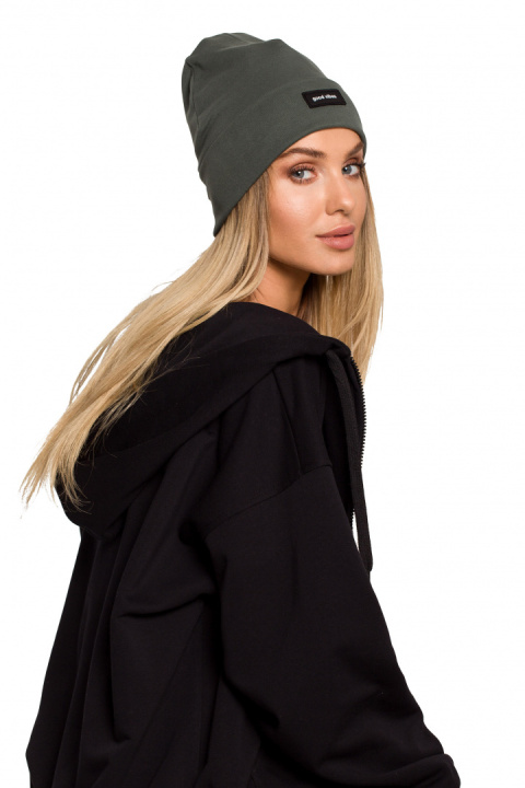 Czapka typu beanie z wywynięciem i naszywką zielona me624 Czapka typu beanie z wywynięciem i naszywką zielona me624