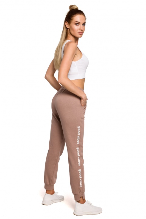 Spodnie damskie joggery dresowe dzianinowe z gumką cappuccino me621 Spodnie damskie joggery dresowe dzianinowe z gumką cappuccino me621