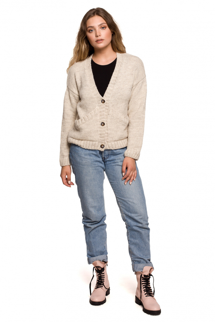 Kardigan damski krótki oversize zapinany na guziki beżowy BK074 Kardigan damski krótki oversize zapinany na guziki beżowy BK074