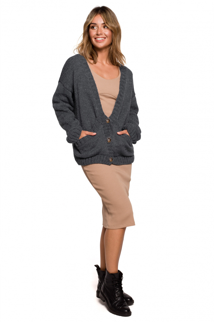 Kardigan damski krótki oversize zapinany na guziki antracytowy BK074 Kardigan damski krótki oversize zapinany na guziki antracytowy BK074