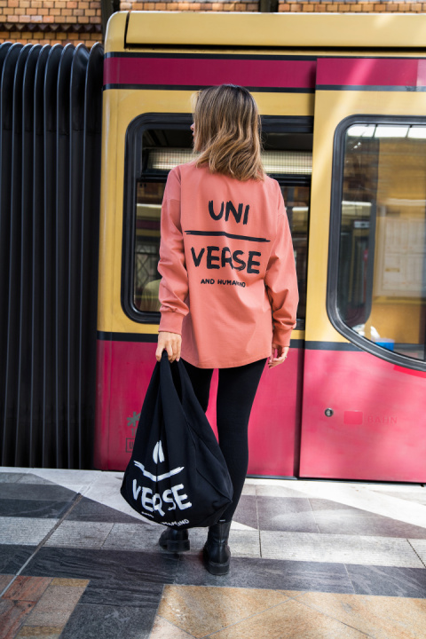 Bluzka damska longsleeve oversize z nadrukiem ceglasta B212 Bluzka damska longsleeve oversize z nadrukiem ceglasta B212