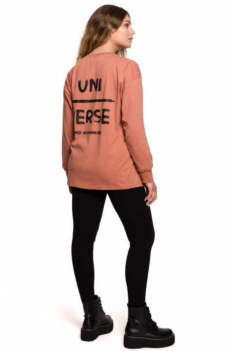 Bluzka damska longsleeve oversize z nadrukiem ceglasta B212 Bluzka damska longsleeve oversize z nadrukiem ceglasta B212