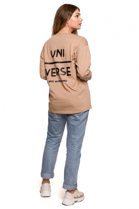 Bluzka damska longsleeve oversize z nadrukiem orzechowa B212 Bluzka damska longsleeve oversize z nadrukiem orzechowa B212