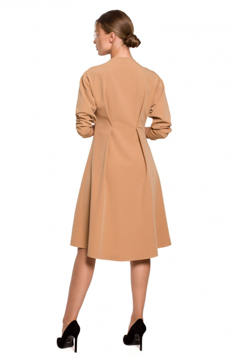 Elegancka sukienka midi rozkloszowana na zakładkę kamelowa S280 Elegancka sukienka midi rozkloszowana na zakładkę kamelowa S280