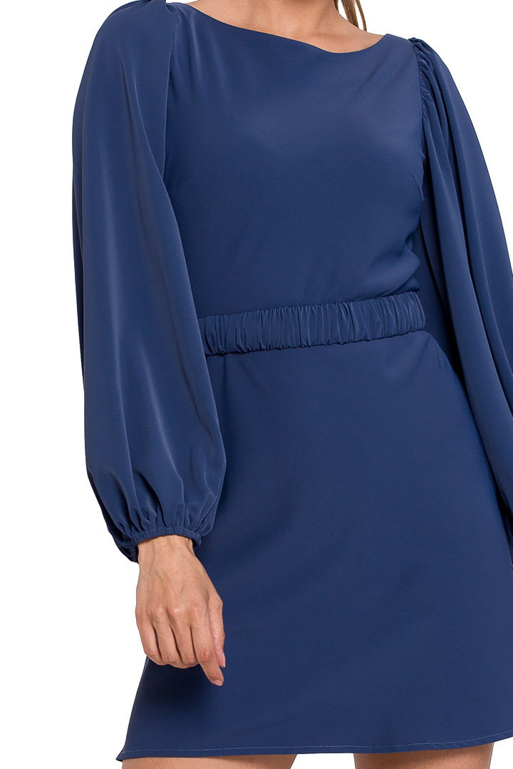 Elegancka sukienka mini z gumką i bufiastymi rękawami niebieska K116