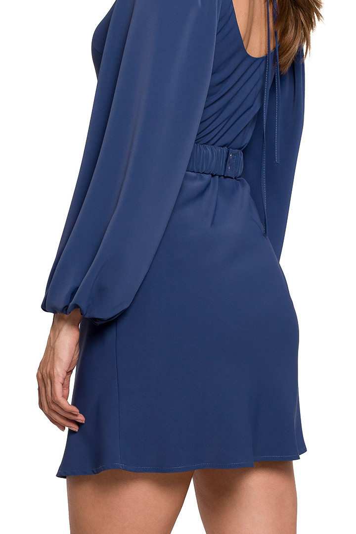 Elegancka sukienka mini z gumką i bufiastymi rękawami niebieska K116