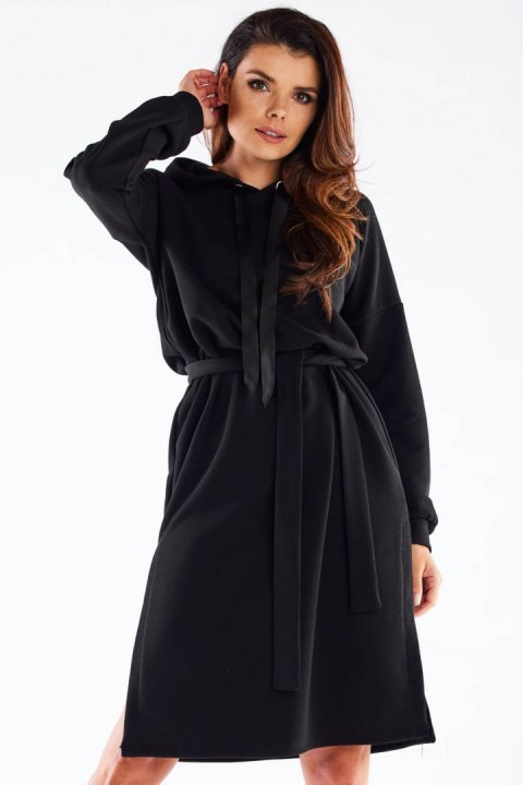 Sukienka midi oversize dresowa z kapturem długi rękaw czarna M269 Sukienka midi oversize dresowa z kapturem długi rękaw czarna M269