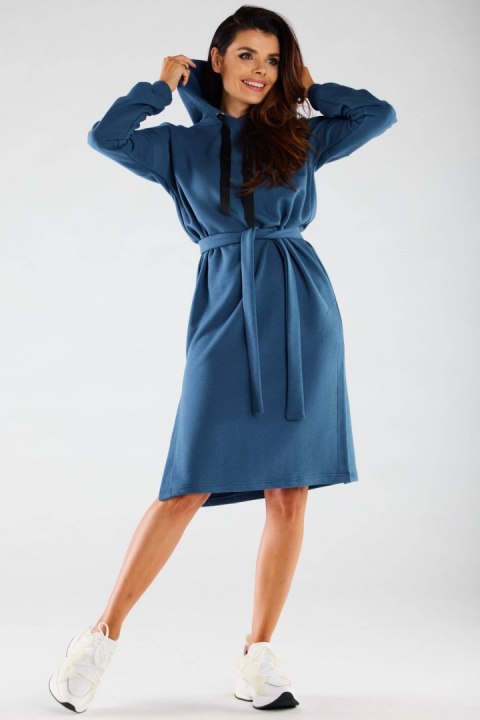 Sukienka midi oversize dresowa z kapturem długi rękaw niebieska M269 Sukienka midi oversize dresowa z kapturem długi rękaw niebieska M269